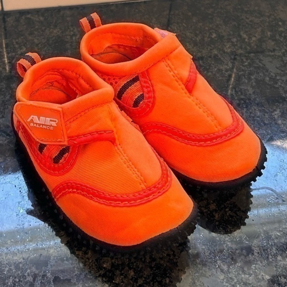 Toddler water shoes, size 7